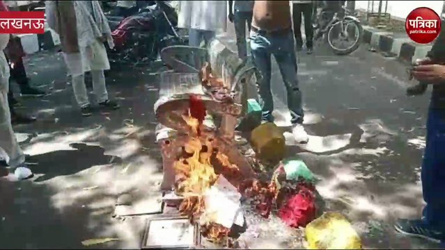 सपा पार्टी कार्यालय के बाहर अखिलेश यादव का फूंका पुतला