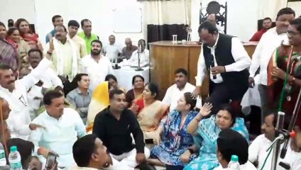 जल संकट पर हंगामा, सत्ता पक्ष और विपक्ष धरने पर बैठे- देखें वीडियो
