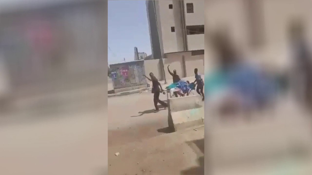 مقطع متداول لإجلاء مرضى من المستشفيات في الخرطو...