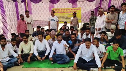 छात्रों ने एसडीएम कार्यालय के समक्ष लगाया धरना