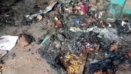 Tải video: Chitrakoot news video: अज्ञात कारणों के चलते किराने की दुकान में लगी आग,सामान जलकर राख