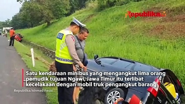 Diduga Ngantuk, Truk dan Minibus Terlibat Kecelakaan di Tol Cipali