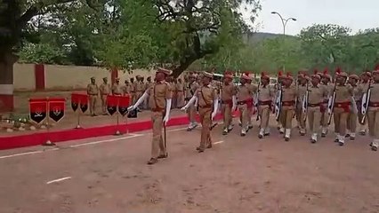 Скачать видео: पुलिस स्थापना दिवस पर पुलिस लाइन में पुलिस परेड, देखे वीडियो