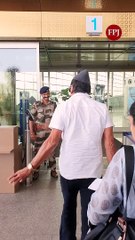 Jackie Shroff Poses With Security Staff At Mumbai Airport, Asks Paps 'yahi Rehte Ho Kya?'