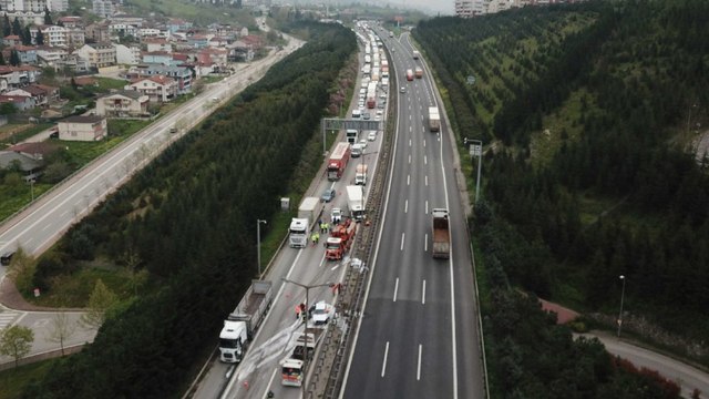 TEM’de kaza: Uzun araç kuyrukları oluştu