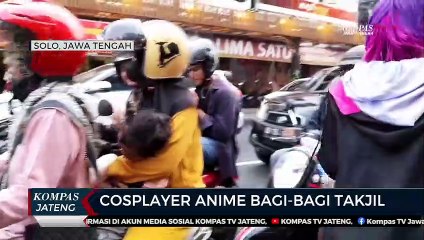 Cosplayer Anime Bagi-bagi Takjil