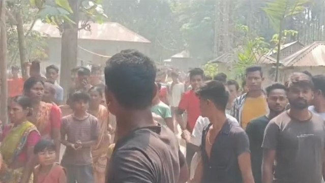 গভীর রাতে আপত্তিকর অবস্থায় গৃহবধূ ও প্রেমিক! ভিডিও বানিয়ে....দেখুন