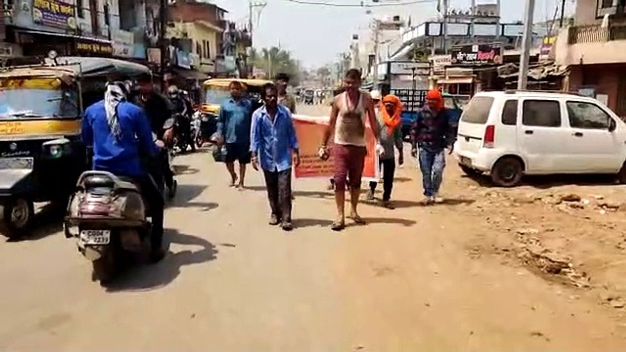 भाठागांव में वेटलैंड और पेड़ों को बचाने युवकों ने की चांदनी चौक से निगम मुख्यालय तक दंडवत यात्रा