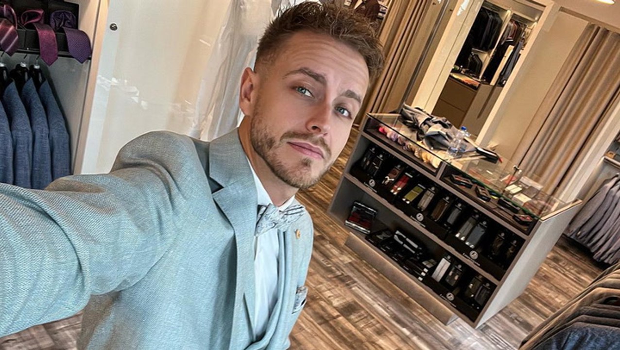 Überraschung: Julian Claßen bei Anzug-Anprobe