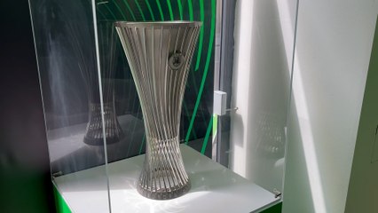 Firenze, tifosi in fila per la coppa della Conference League: “Speriamo di rivederla presto”