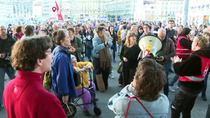 شاهد: الفرنسيون يقرعون الأواني لحجب خطاب ماكرون بعد إصلاح نظام التقاعد