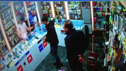 TELEFON BATARYASI ELİNDE PATLADI