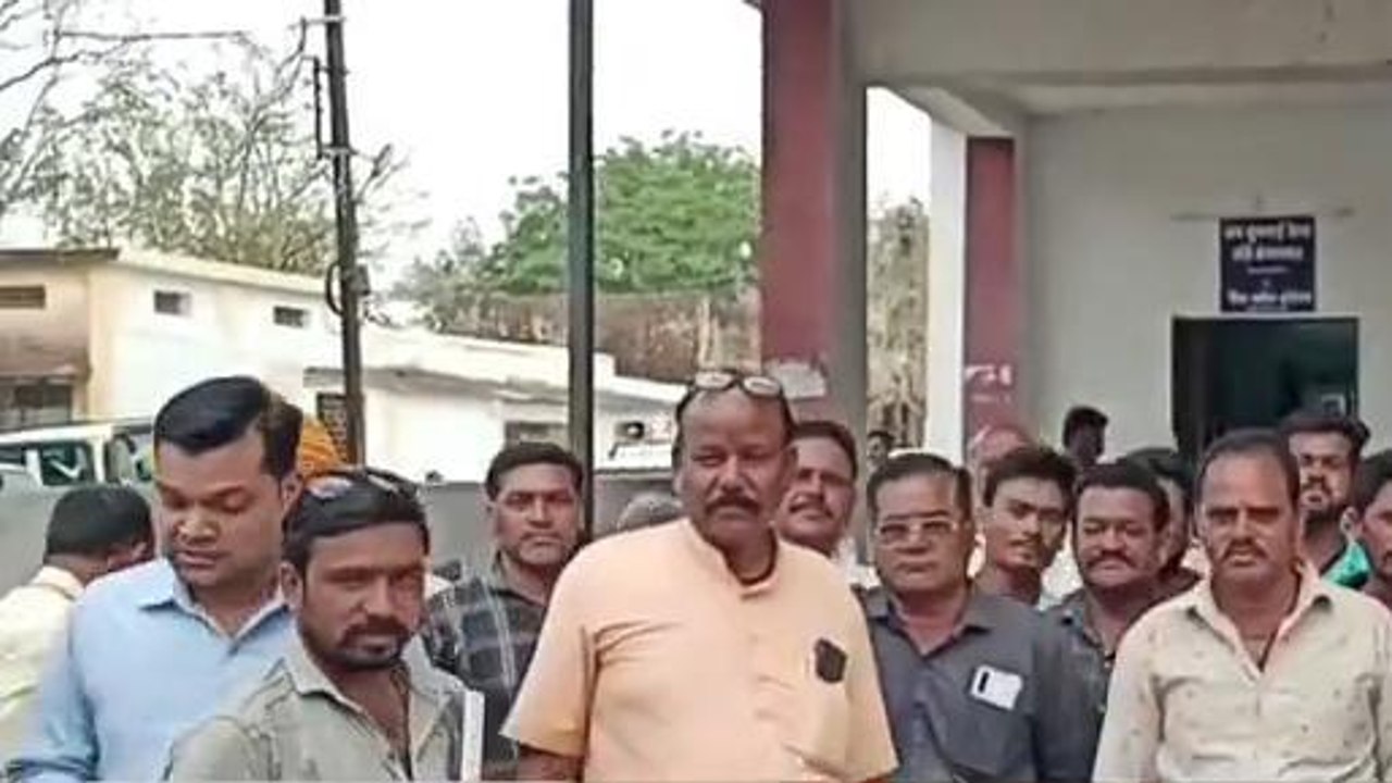 धार: फर्जी समिति बनाकर लाखों का गबन कर मंदिर पर कब्जा, कलेक्टर से लगाई न्याय की गुहार
