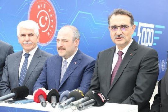 Bakan Varank, yerli ve milli imkanlarla geliştirilen E5000 tip elektrikli lokomotifi inceledi Açıklaması