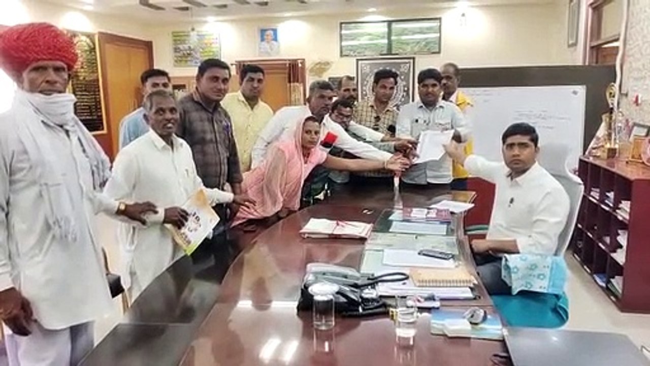 सरपंच संघ की ओर से 11 सूत्री मांगों को लेकर किया प्रदर्शन, सौंपा ज्ञापन