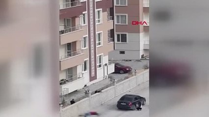 Download Video: 1 KİŞİNİN ÖLDÜĞÜ KOMŞULARIN SİLAHLI KAVGASI CEP TELEFONU KAMERASINDA