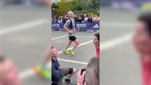 Runner proposes to girlfriend just yards from finishing line of marathon