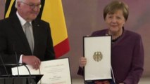 A Merkel la più alta onorificenza tedesca, ma Germania si divide