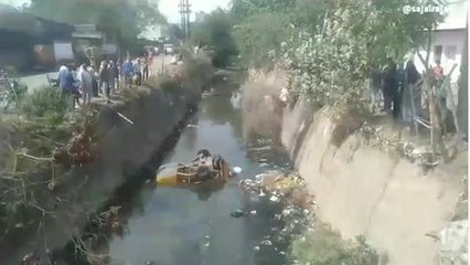 सतना: अनियंत्रित होकर नाले में जा गिरा ऑटो, चालक को हुआ भारी नुकसान