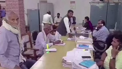 अंबेडकरनगर: पेंशन पाने के लिए विकास भवन के बाबू बुजुर्गों को कटा रहे दफ्तर के चक्कर