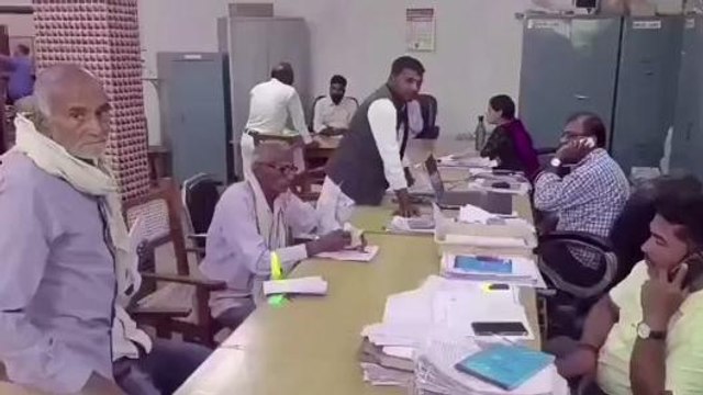 अंबेडकरनगर: पेंशन पाने के लिए विकास भवन के बाबू बुजुर्गों को कटा रहे दफ्तर के चक्कर