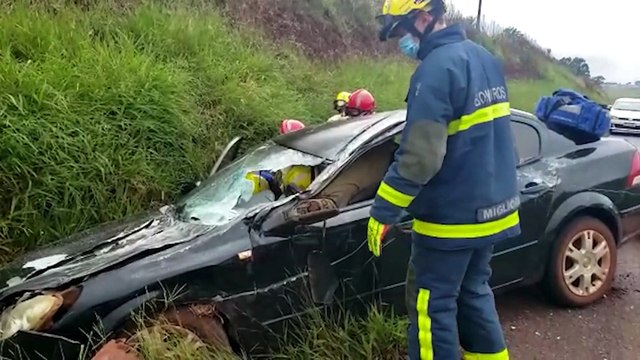 Mulher fica encarcerada em veículo após grave colisão na PR-486