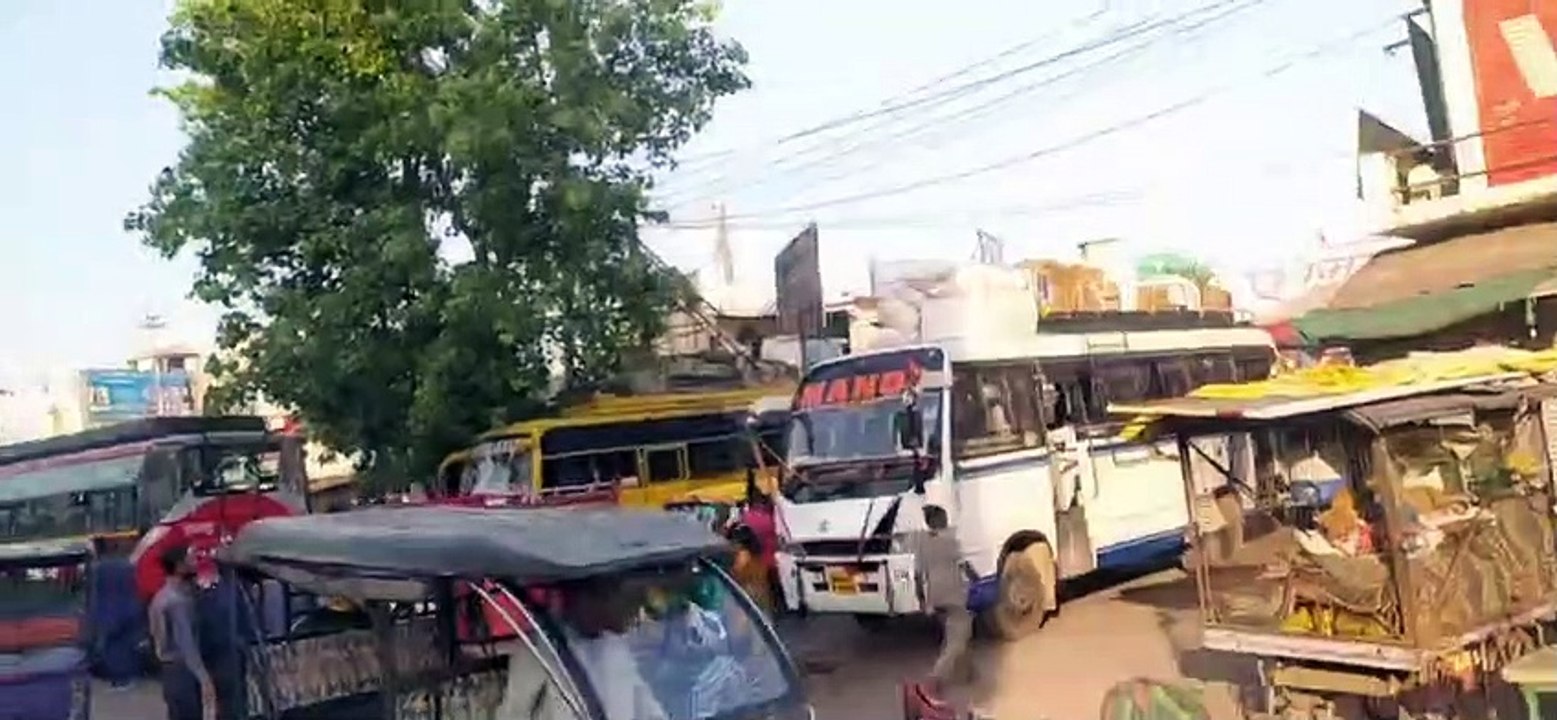 सवारियों के इंतजार में सुबह से ही बस स्टैंड के...