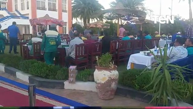 محافظ جنوب سيناء يشارك عمال النظافة في مأدبة إفطار جماعي