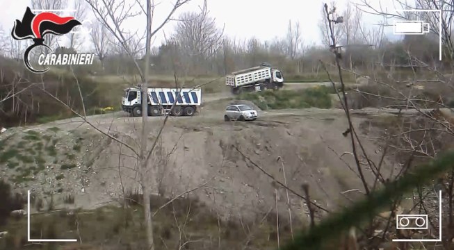 Tonnellate di rifiuti sotterrate vicino il Sarno e nel Parco del Vesuvio: 9 arresti (18.04.23)