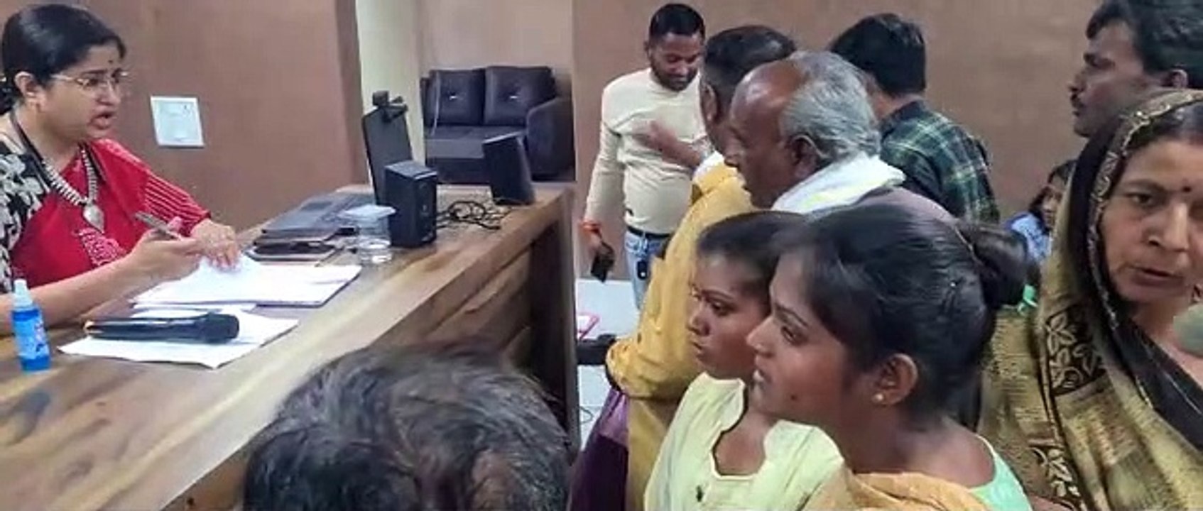 गांव के एक परिवार से प्रताडि़त ग्रामीण पहुंचे कलेक्टर कार्यालय कार्रवाई की मांग को लेकर सौंपा आवेदन