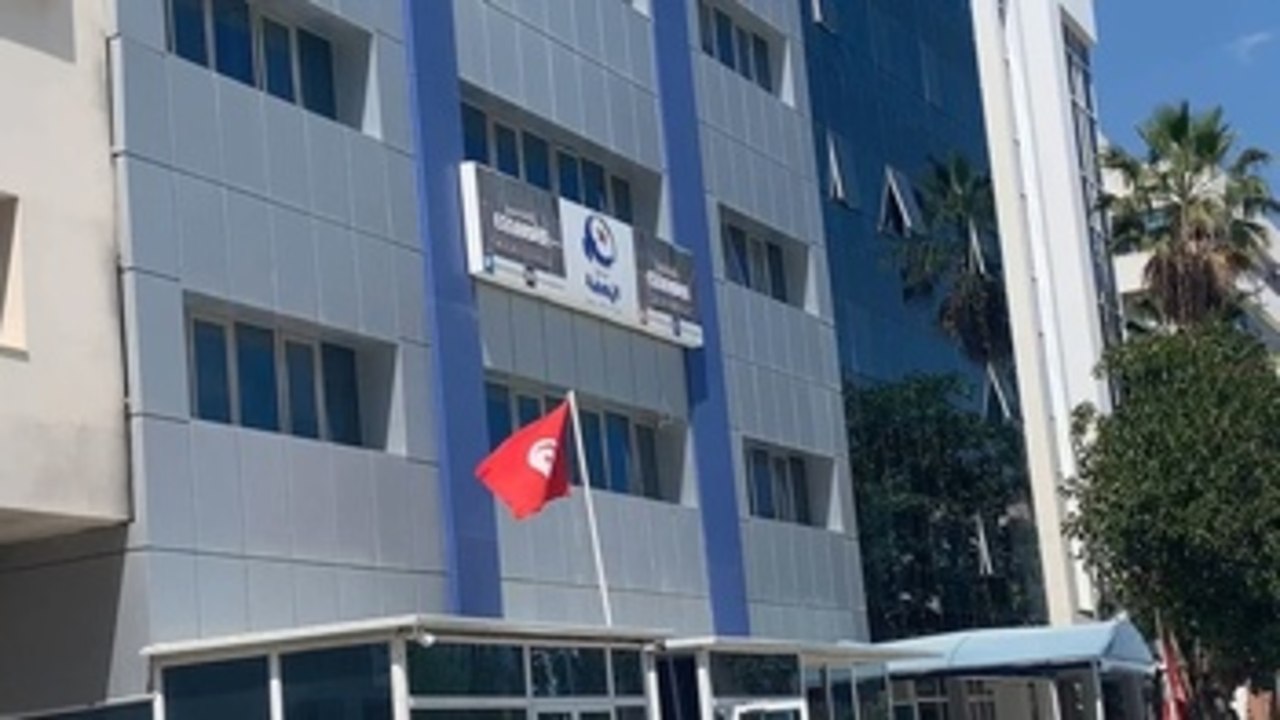 La sede principal de Ennahda en túnez,  rodeada por fuerzas policiales