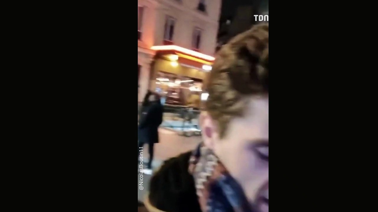 Emmanuel Macron surpris en train de chanter en...