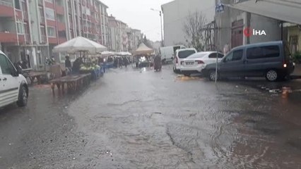 Tekirdağ'da şiddetli yağış: Pazar yeri dereye döndü