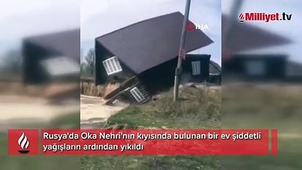 Rusya’da nehir taştı, bir ev yıkıldı, o anlar kameraya yansıdı