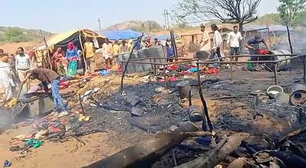 आशियाने खाक होते देख बिलख पड़ी महिलाएं