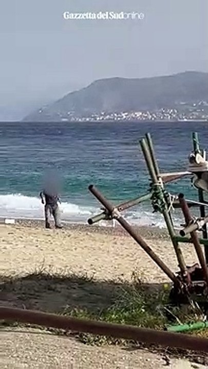 Messina, getta rifiuti in mare dalla spiaggia del Ringo