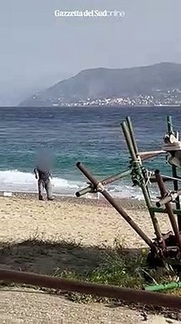 Messina, getta rifiuti in mare dalla spiaggia del Ringo