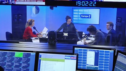 Emmanuel Macron accueilli sous les huées devant la Maison d'éducation de la Légion d'honneur