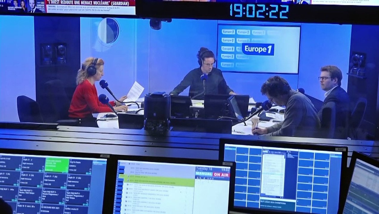 Emmanuel Macron accueilli sous les huées devant la Maison d'éducation de la Légion d'honneur