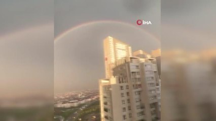 Sağanak yağış sonrası çıkan gökkuşağı renkli görüntüler oluşturdu