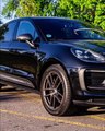 porsche Macan2023 سيارة مدمجة تجمع بين التصميم الرياضي والأنيق