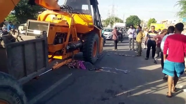 हाइड्रा क्रेन ने वृद्धा को कुचला, मौके पर दम टूटा
