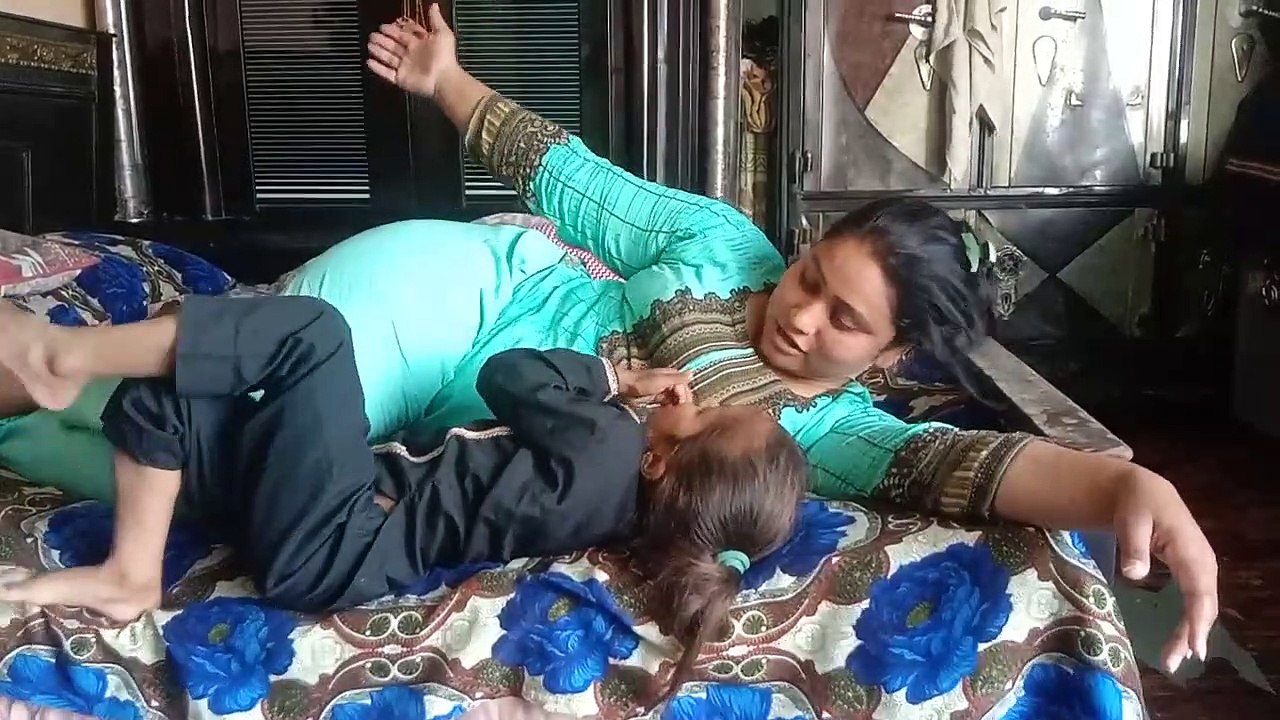 beti-ko-tyar-kia-pakistani-mother-love-her-baby-mother-love
