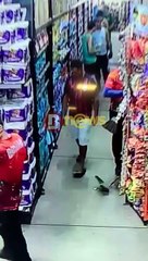 Homem é flagrado roubando fralda em supermercado de Salvador