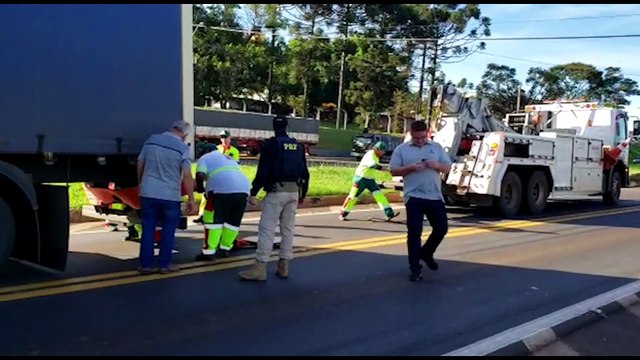 Colisão entre carretas deixa rodovia BR-277 interditada