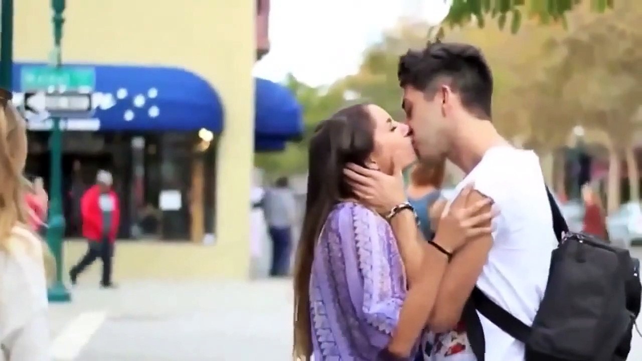 pegadinha beijando mulheres gatas - Rir para um beijo HD_HQ Kissing Pranks Of 2015 HQ (2)