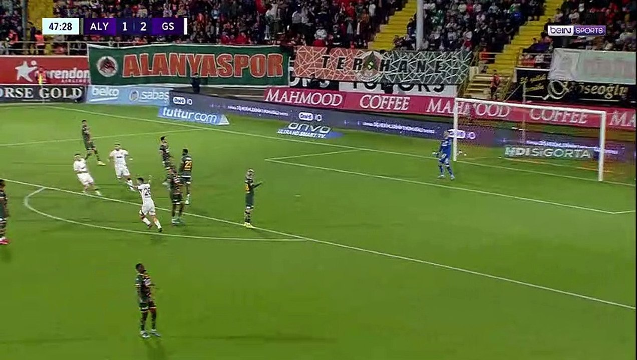 Mertens ceza sahası dışından avladı