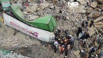 شاهد: انهيار أرضي يدفن شاحنات فـي باكستان