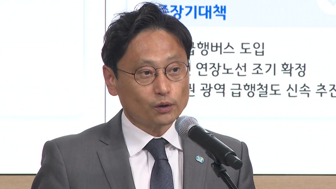 김포골드라인 혼잡에 서울시 "1년 내 '리버버스' 운행" / YTN
