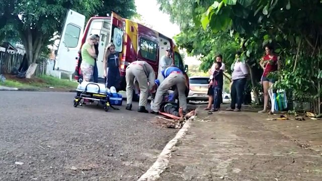 Homem é atropelado e fica ferido, na Rua Nereu Ramos